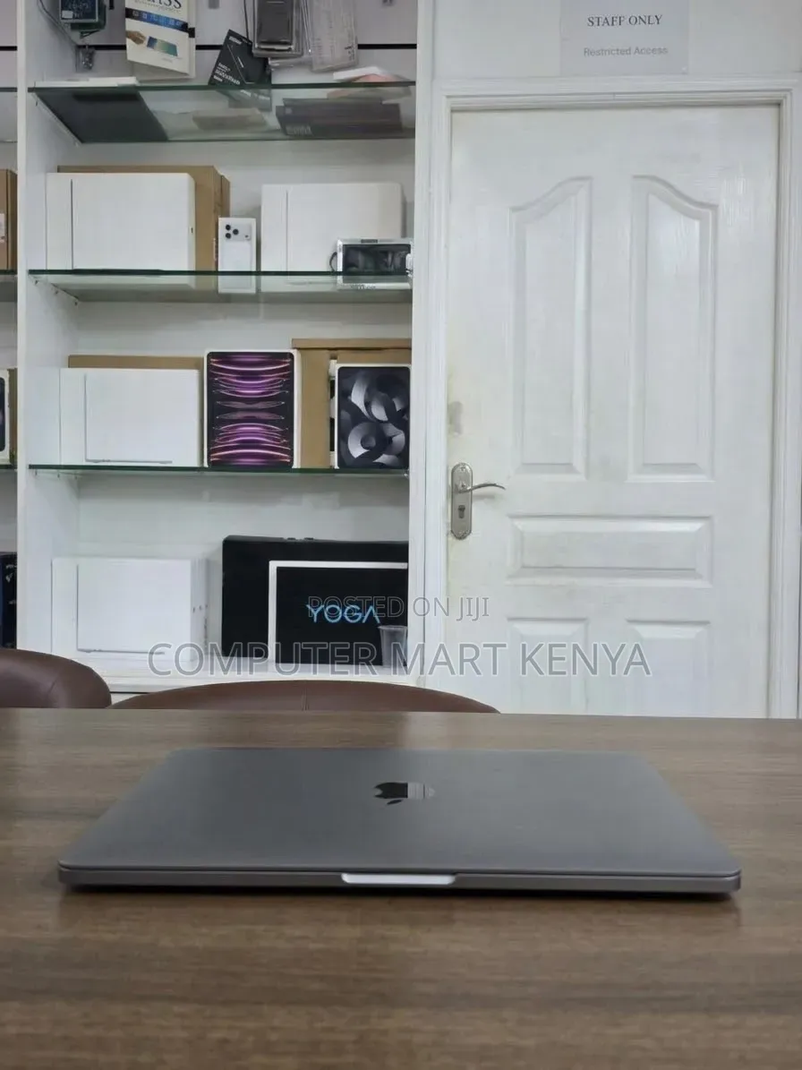 New Laptop Apple MacBook Pro 2019 16GB Intel Core i7 SSD 256GB