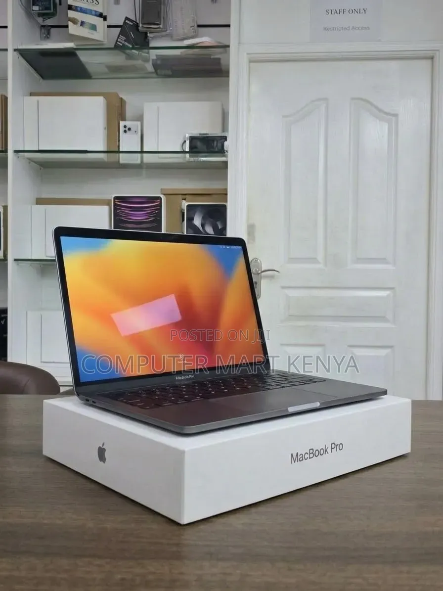 New Laptop Apple MacBook Pro 2019 16GB Intel Core i7 SSD 256GB