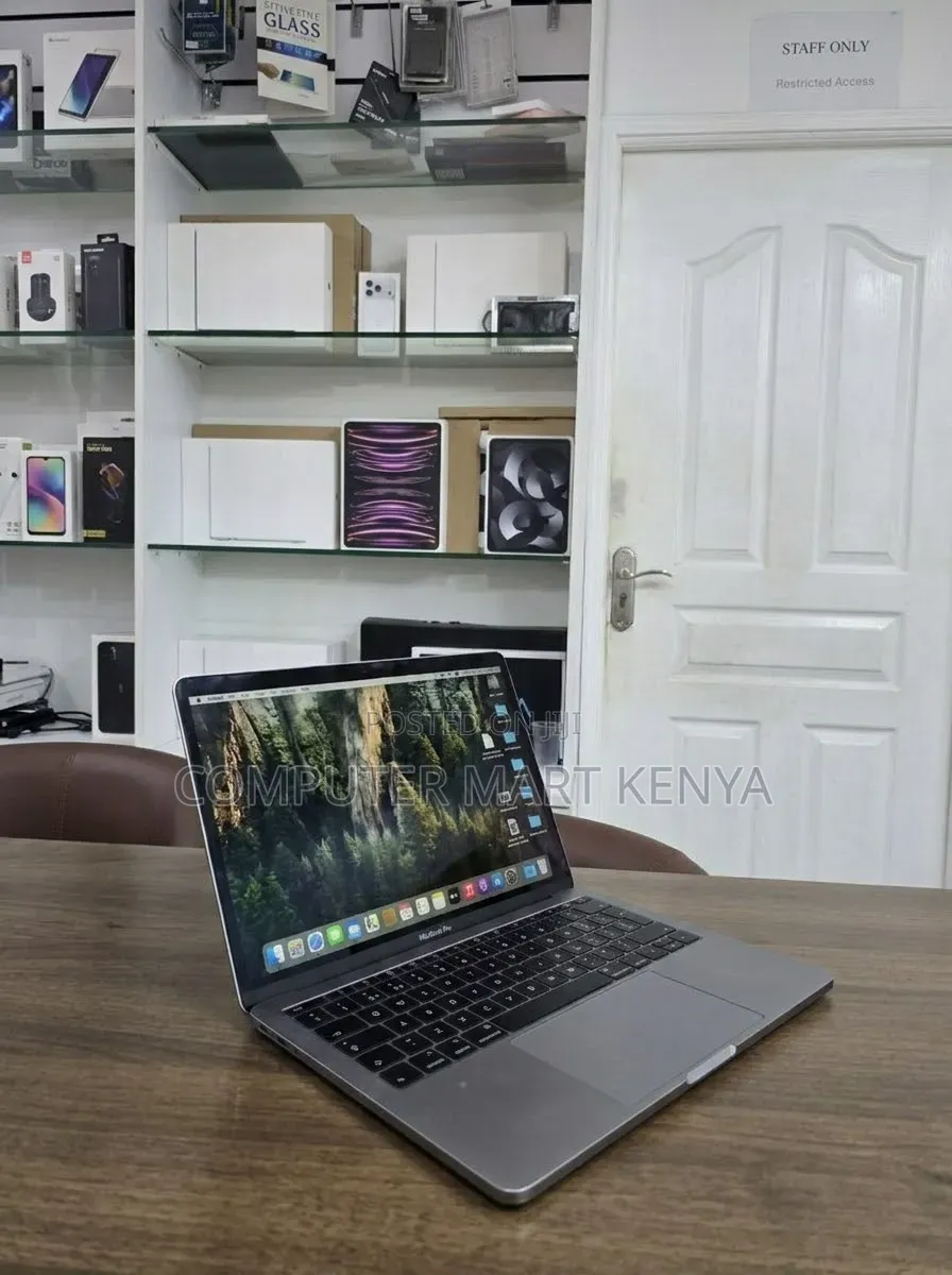 New Laptop Apple MacBook Pro 2017 16GB Intel Core i7 SSD 256GB