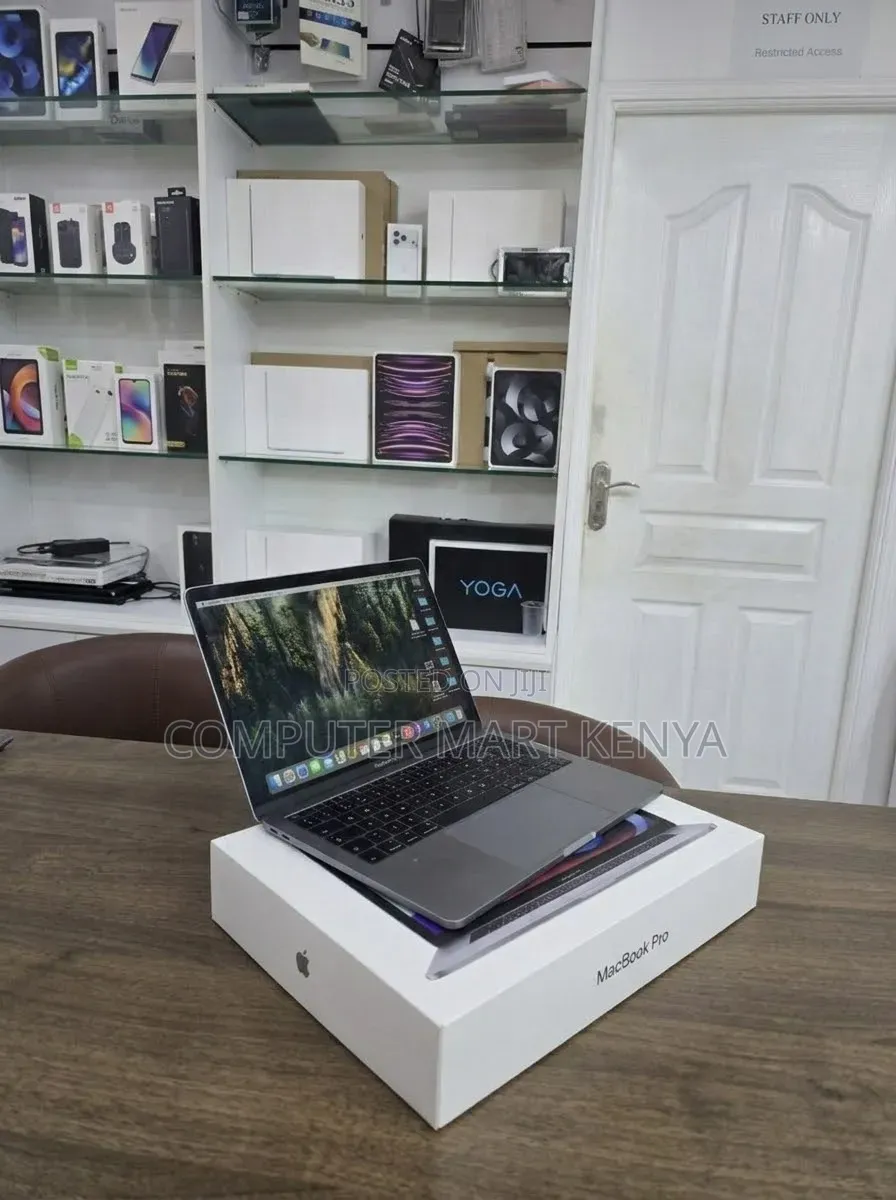 New Laptop Apple MacBook Pro 2017 16GB Intel Core i7 SSD 256GB