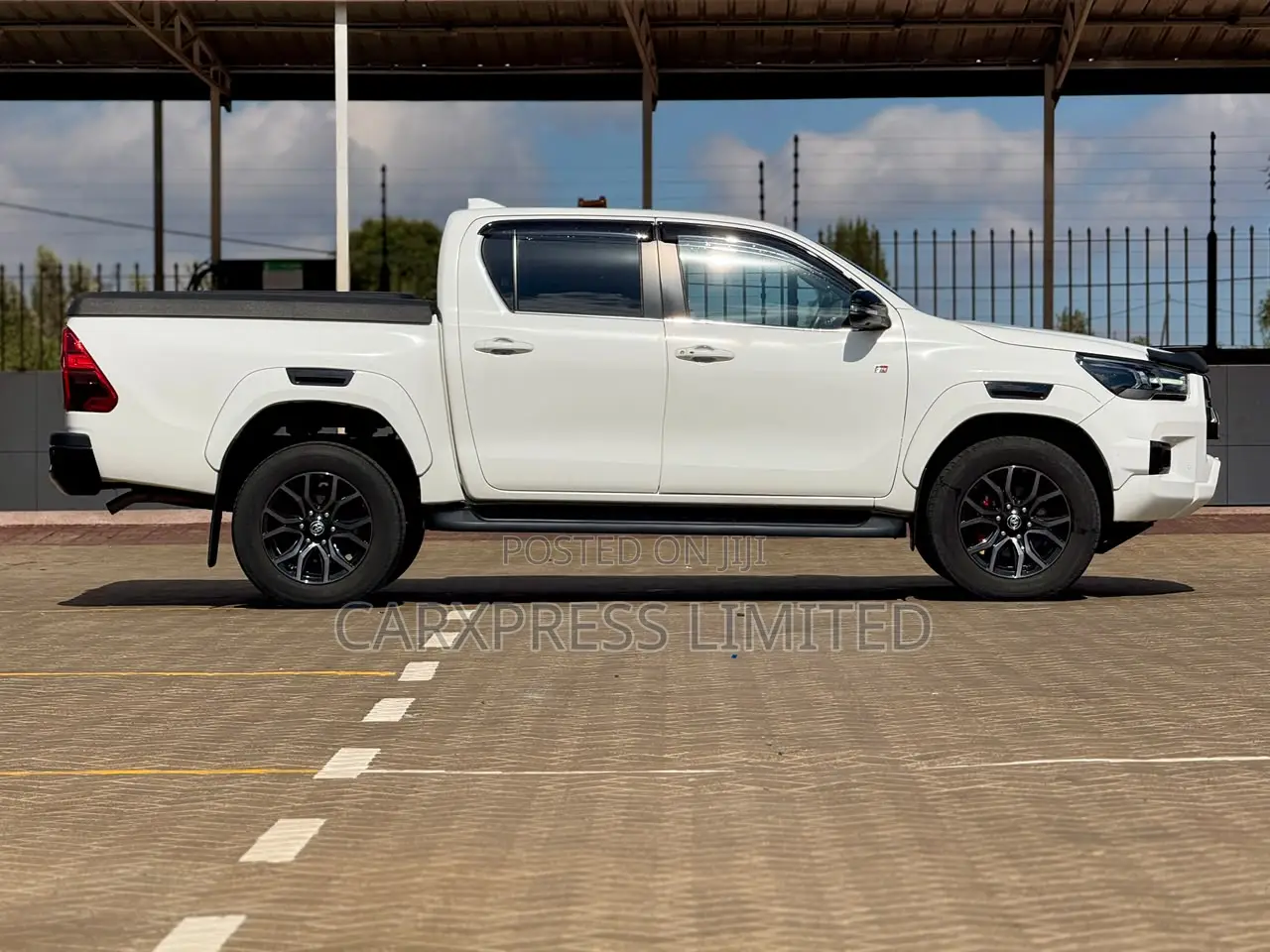 Toyota Hilux 2022 White