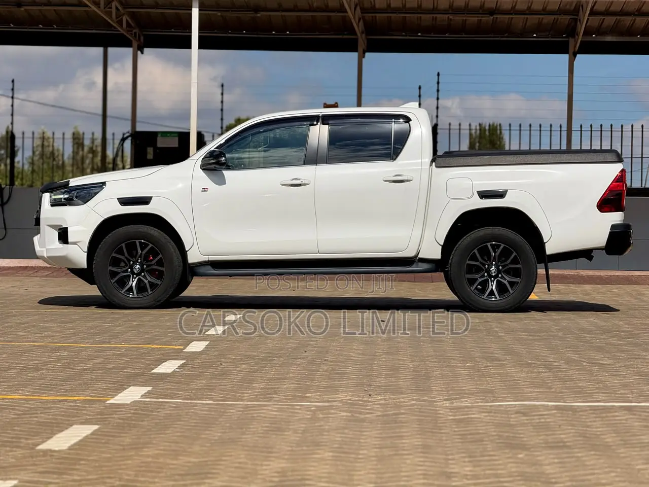Toyota Hilux 2022 White