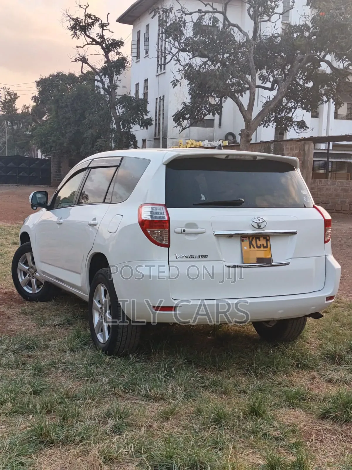 Toyota Vanguard 2010 White