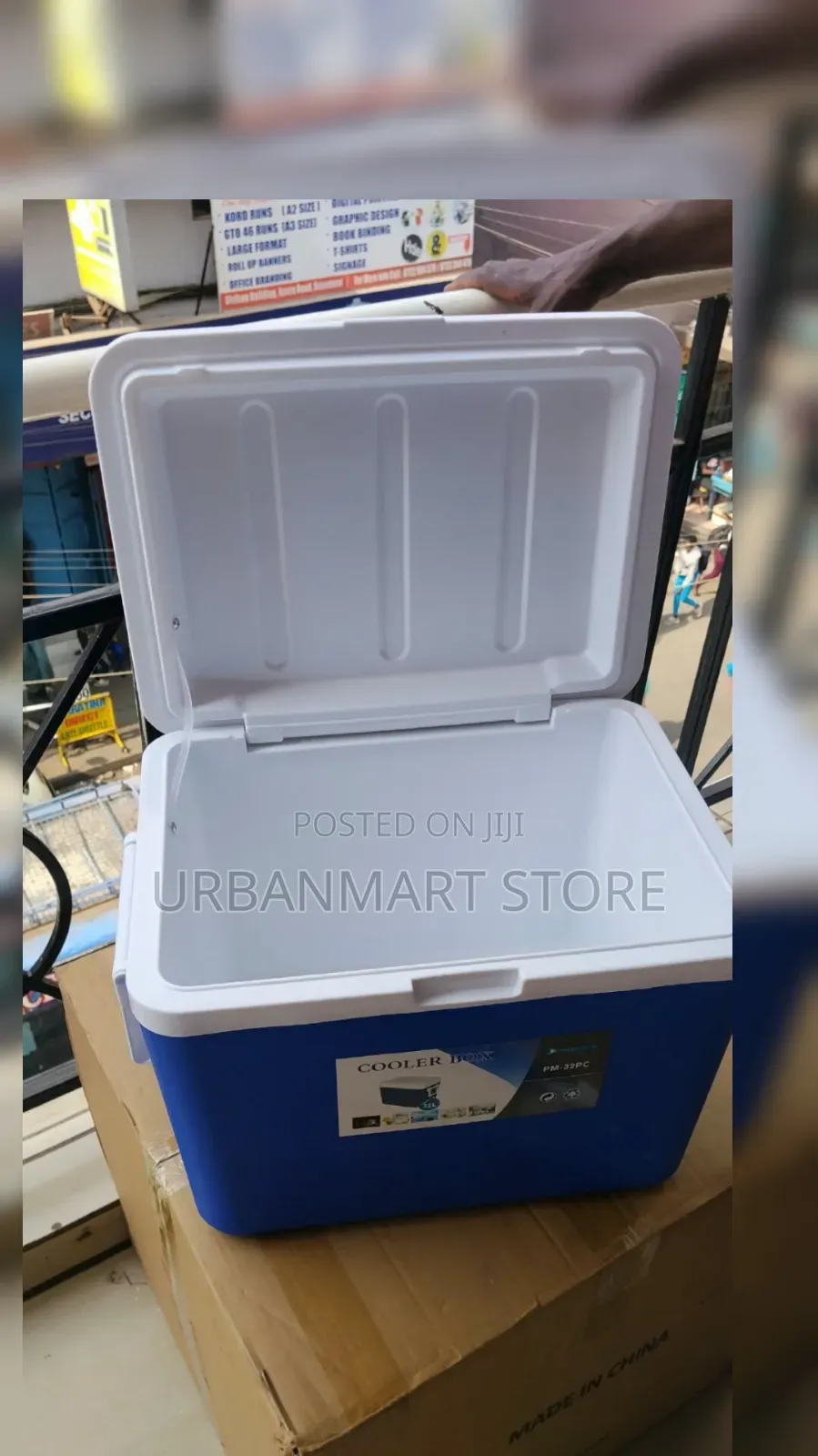 A New Premier Cooler Box 32 Litres Strong and Durable