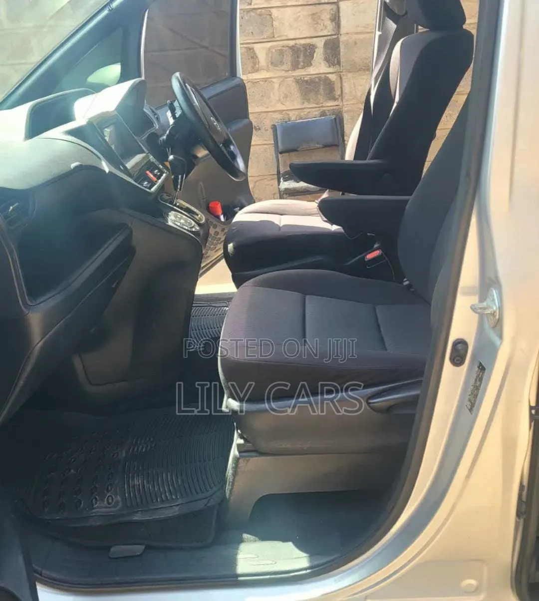Toyota Ractis 2016 Silver