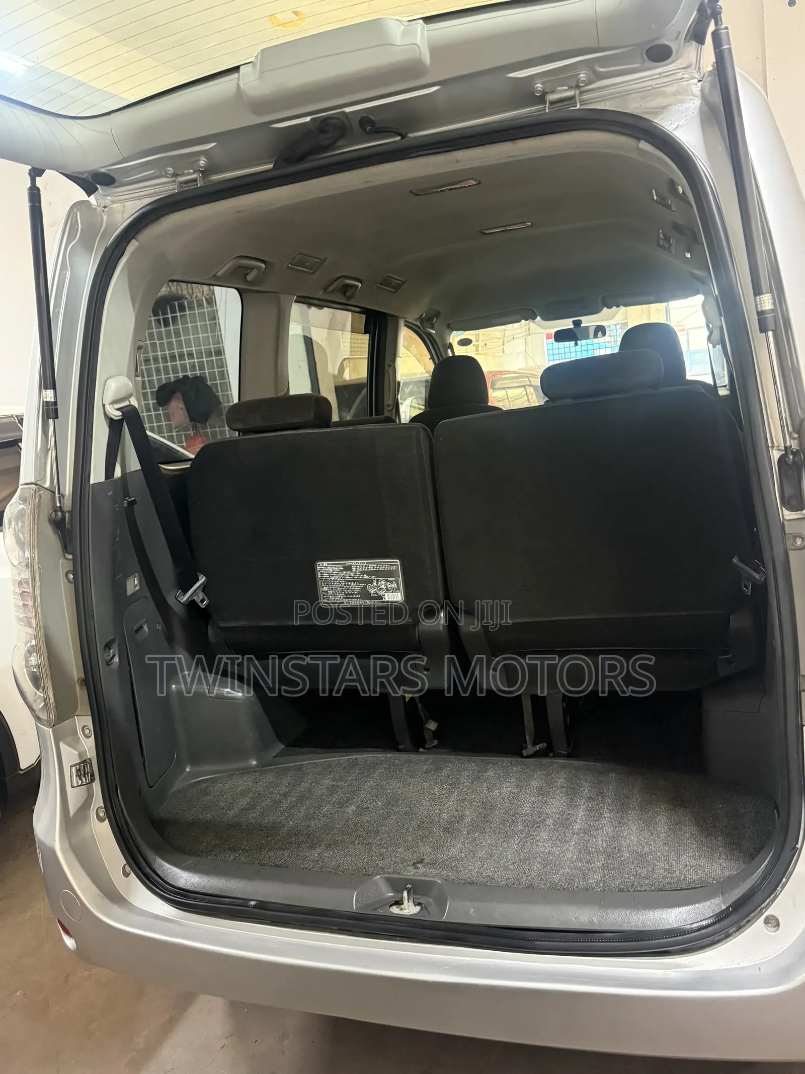 Toyota Voxy V 2WD 8-Seater 2010 Silver