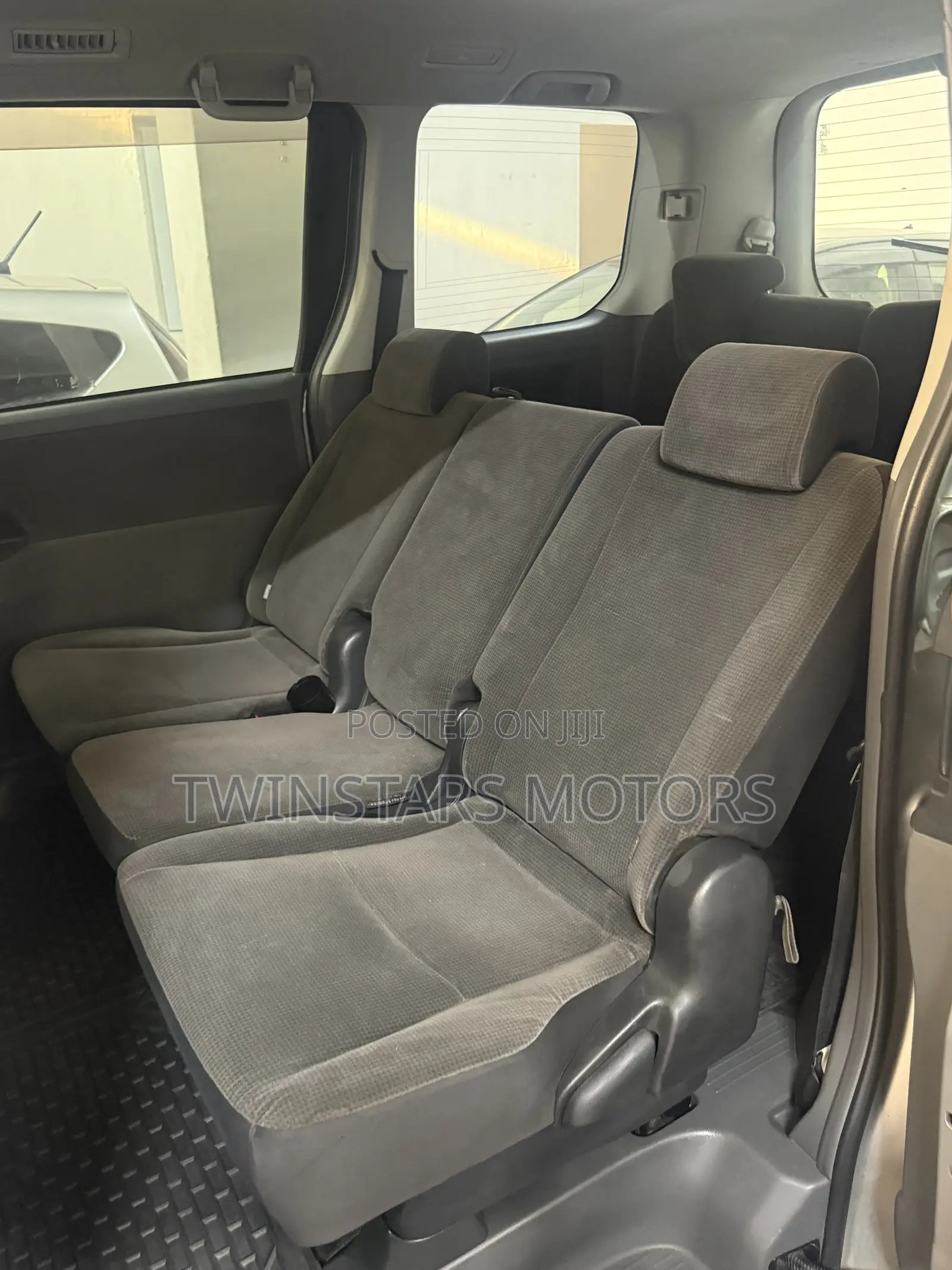 Toyota Voxy V 2WD 8-Seater 2010 Silver