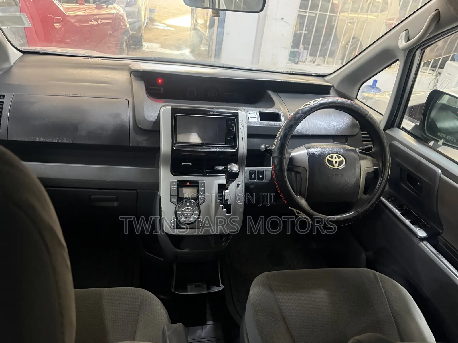 Toyota Voxy V 2WD 8-Seater 2010 Silver