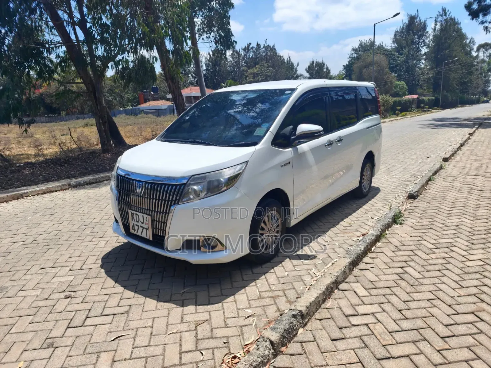 Toyota Esquire 1.8 FWD Hybrid (7 seater) 2015 White