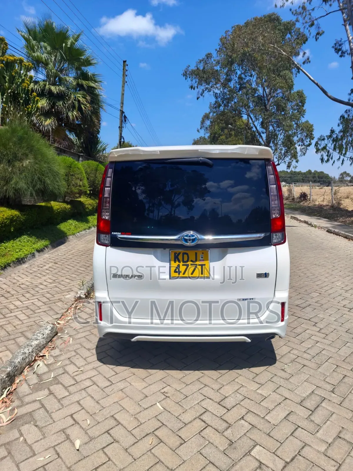 Toyota Esquire 1.8 FWD Hybrid (7 seater) 2015 White