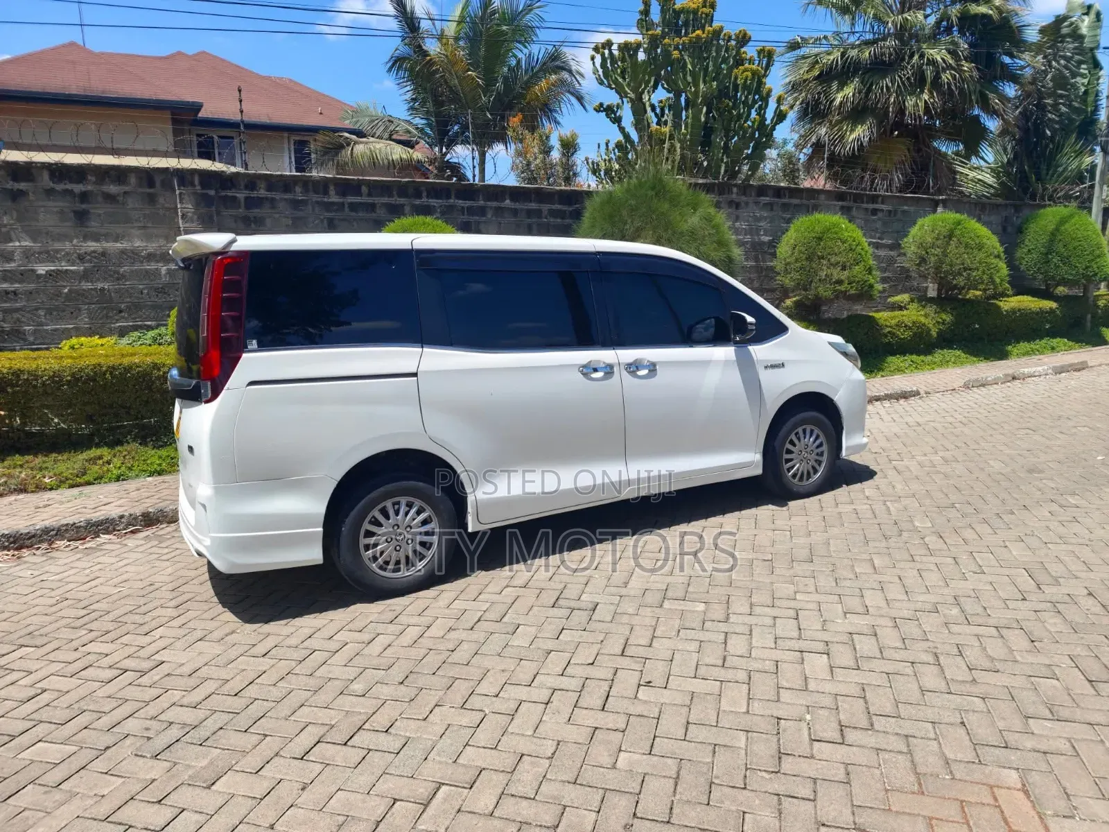 Toyota Esquire 1.8 FWD Hybrid (7 seater) 2015 White