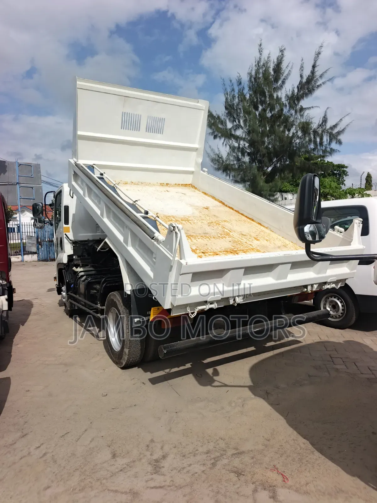 Isuzu Forward Tipper 2021 White