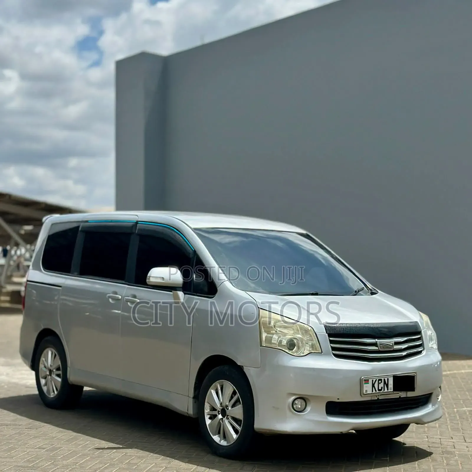 Toyota Noah 2.0 143hp FWD (8 Seater) 2010 Silver