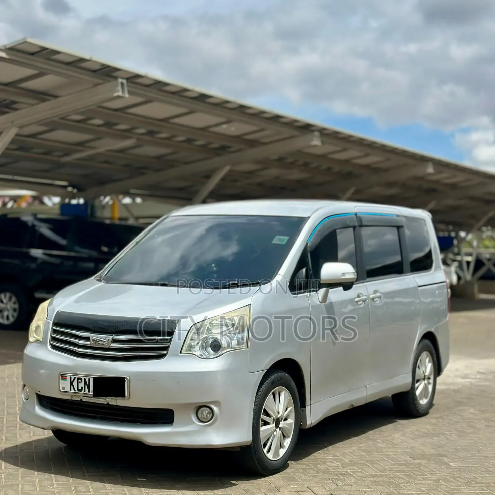 Toyota Noah 2.0 143hp FWD (8 Seater) 2010 Silver