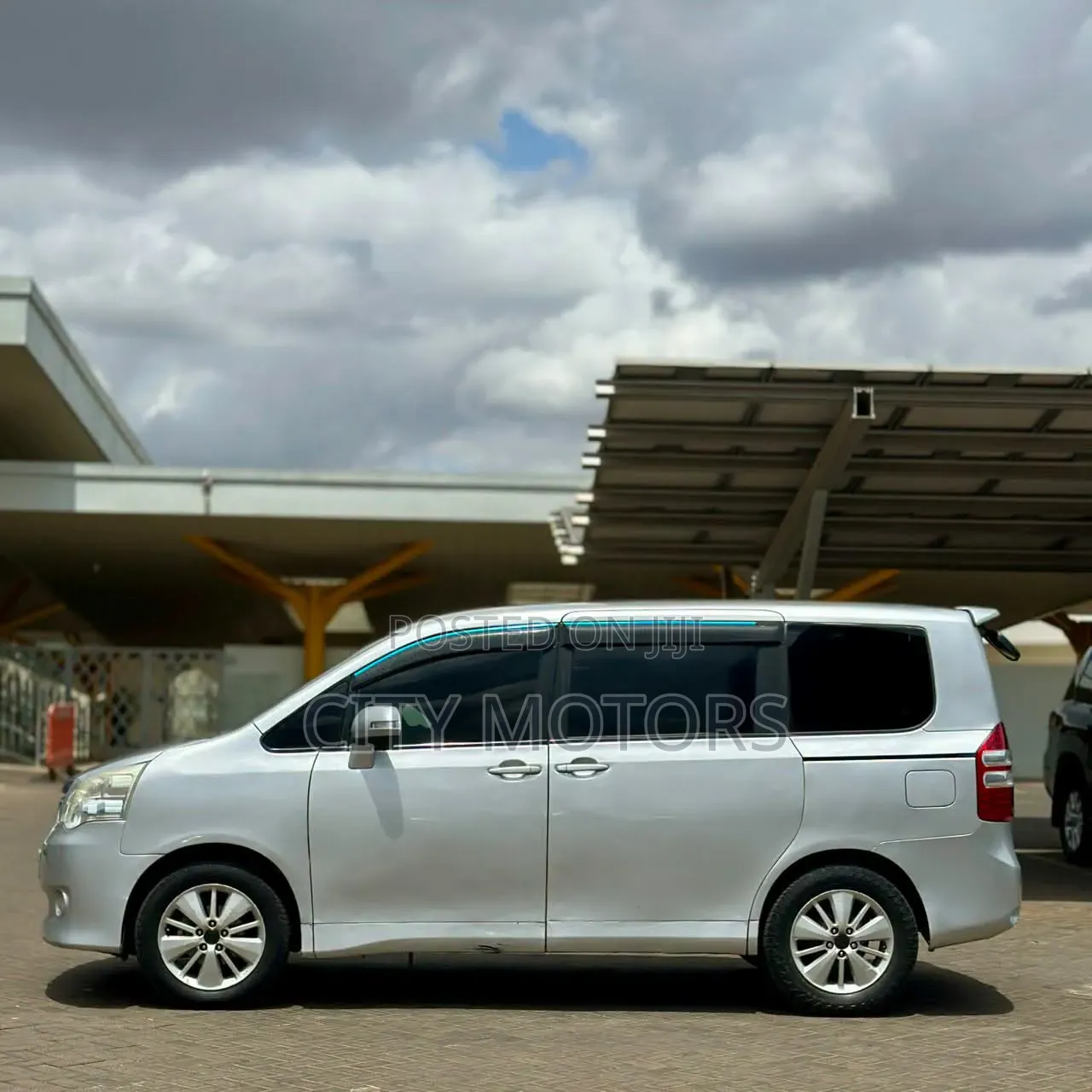 Toyota Noah 2.0 143hp FWD (8 Seater) 2010 Silver
