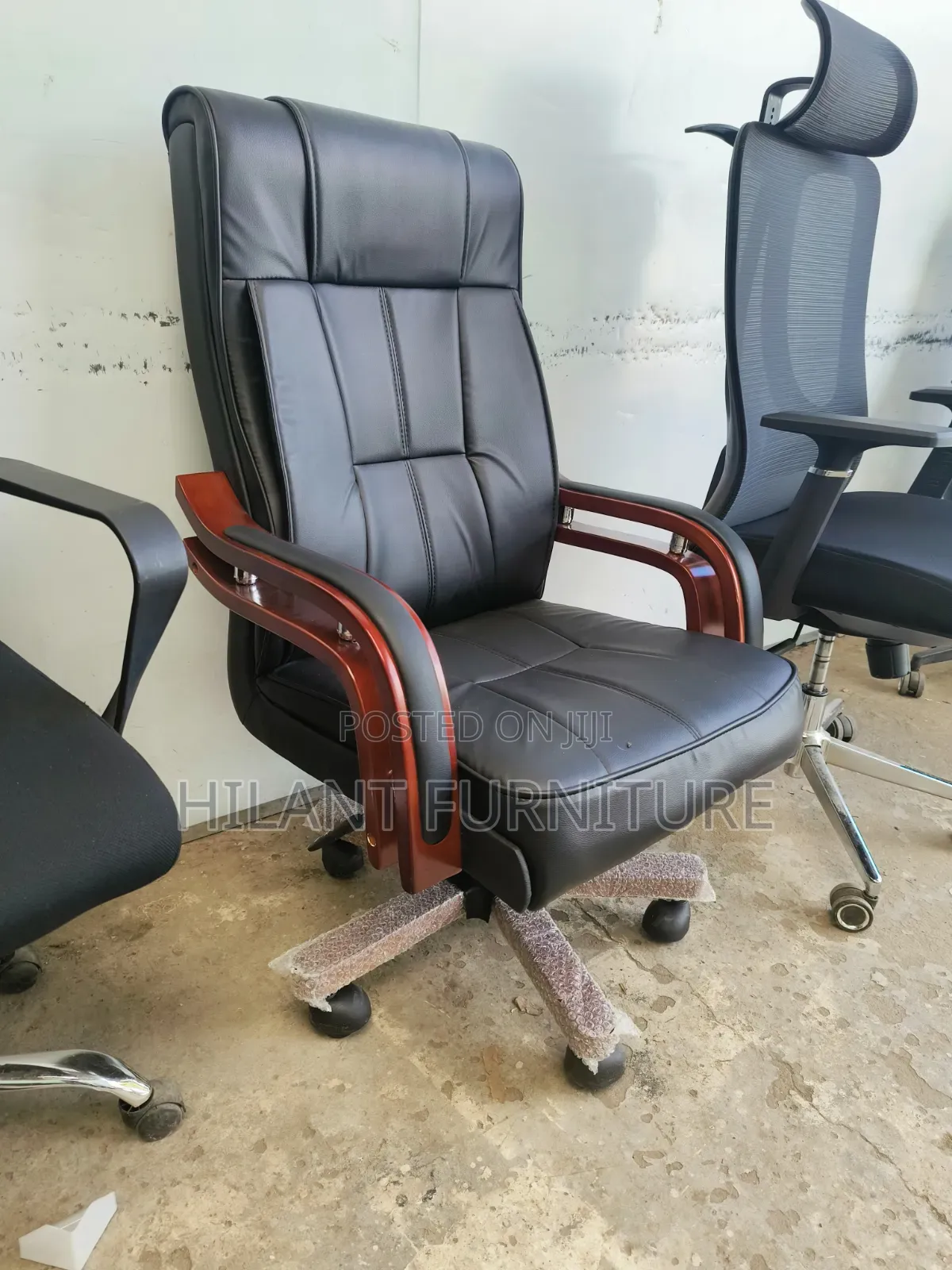 Executive High-Back Leather Office Chair With Mahogany Armrests