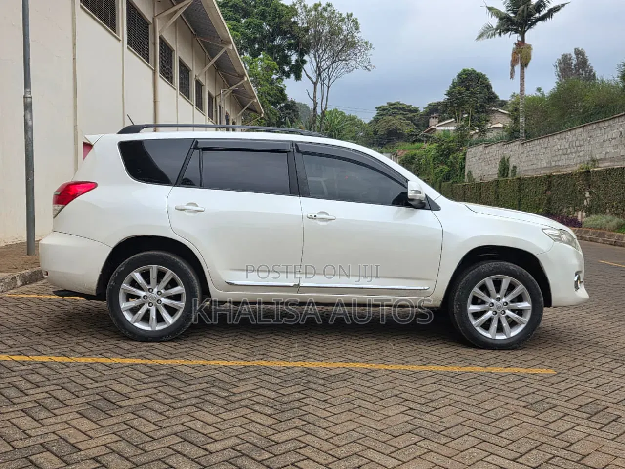 Toyota Vanguard 2010 White