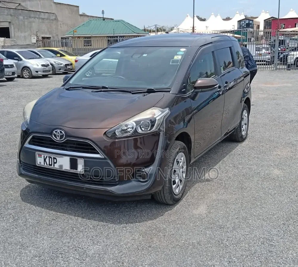 Toyota Sienta 2017 Brown