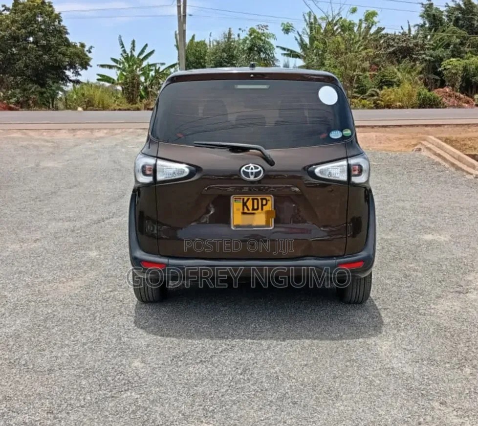 Toyota Sienta 2017 Brown