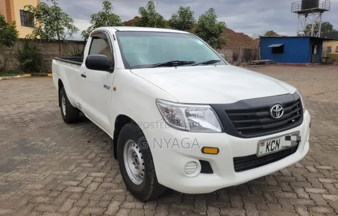 Toyota Hilux 2010 White