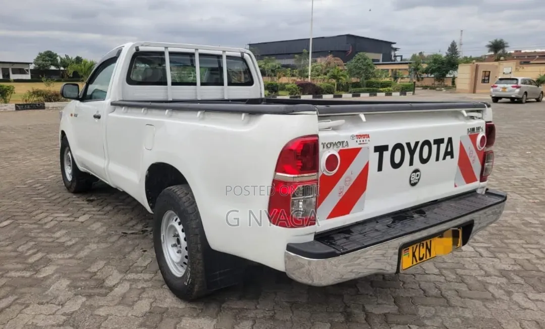 Toyota Hilux 2010 White