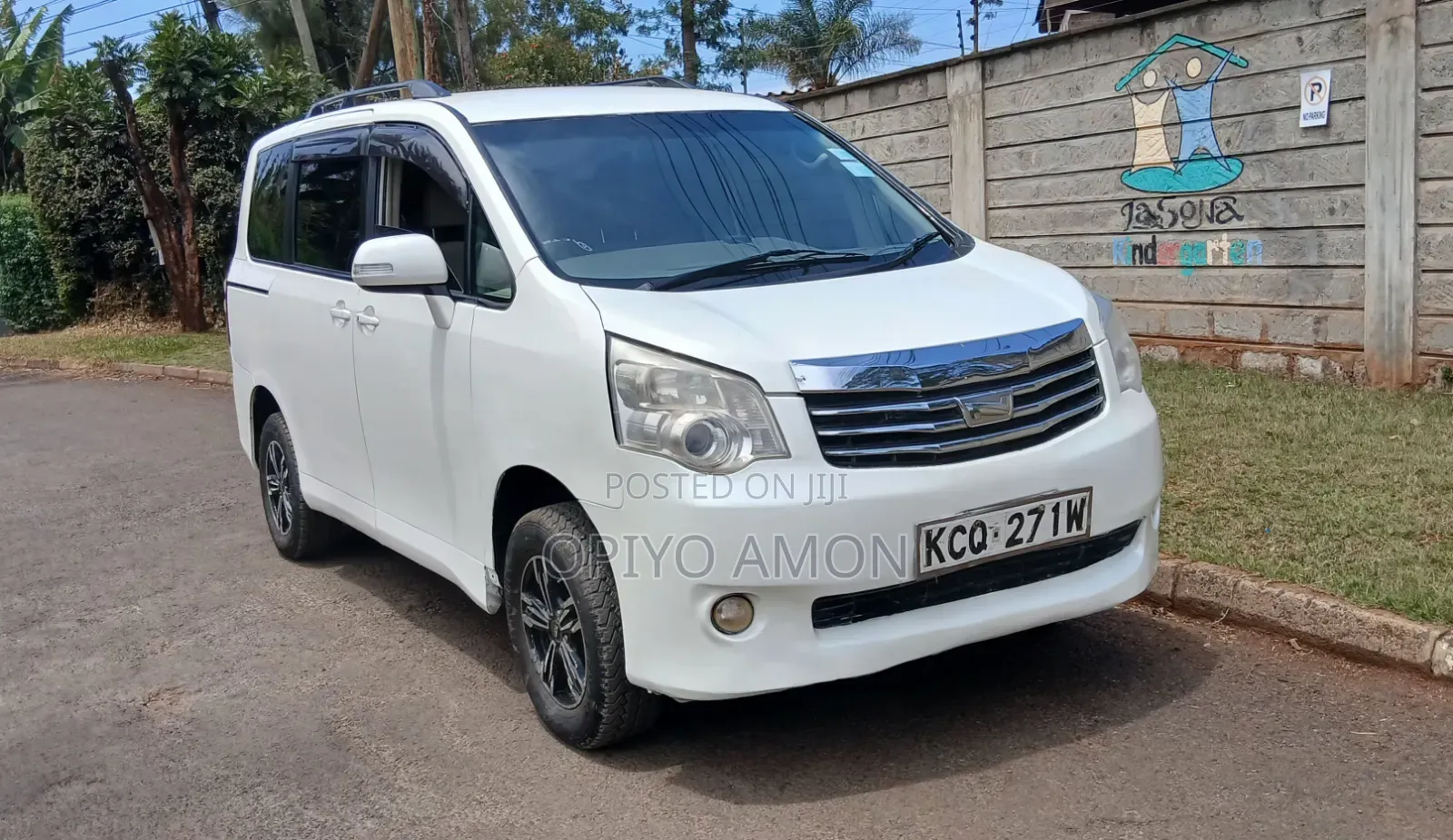 Toyota Noah 2012 White