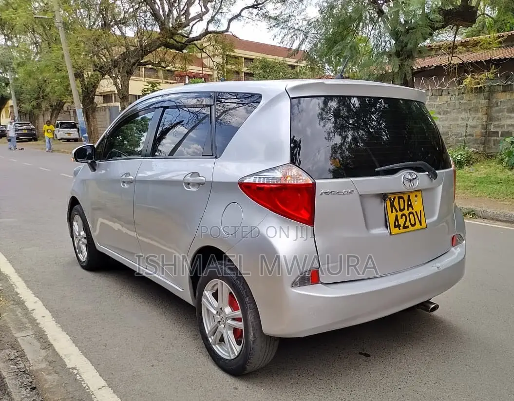 Toyota Ractis 1.5 FWD 2014 Silver