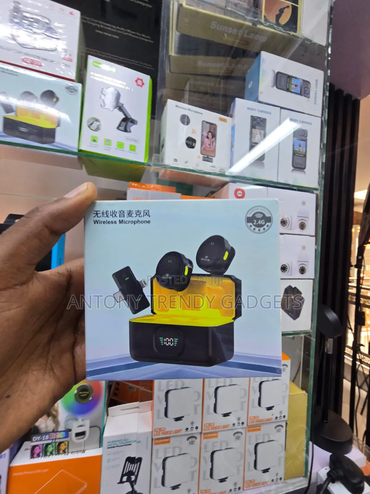 Q9 Dual Clip-on Phone Microphone With Digital Display Case