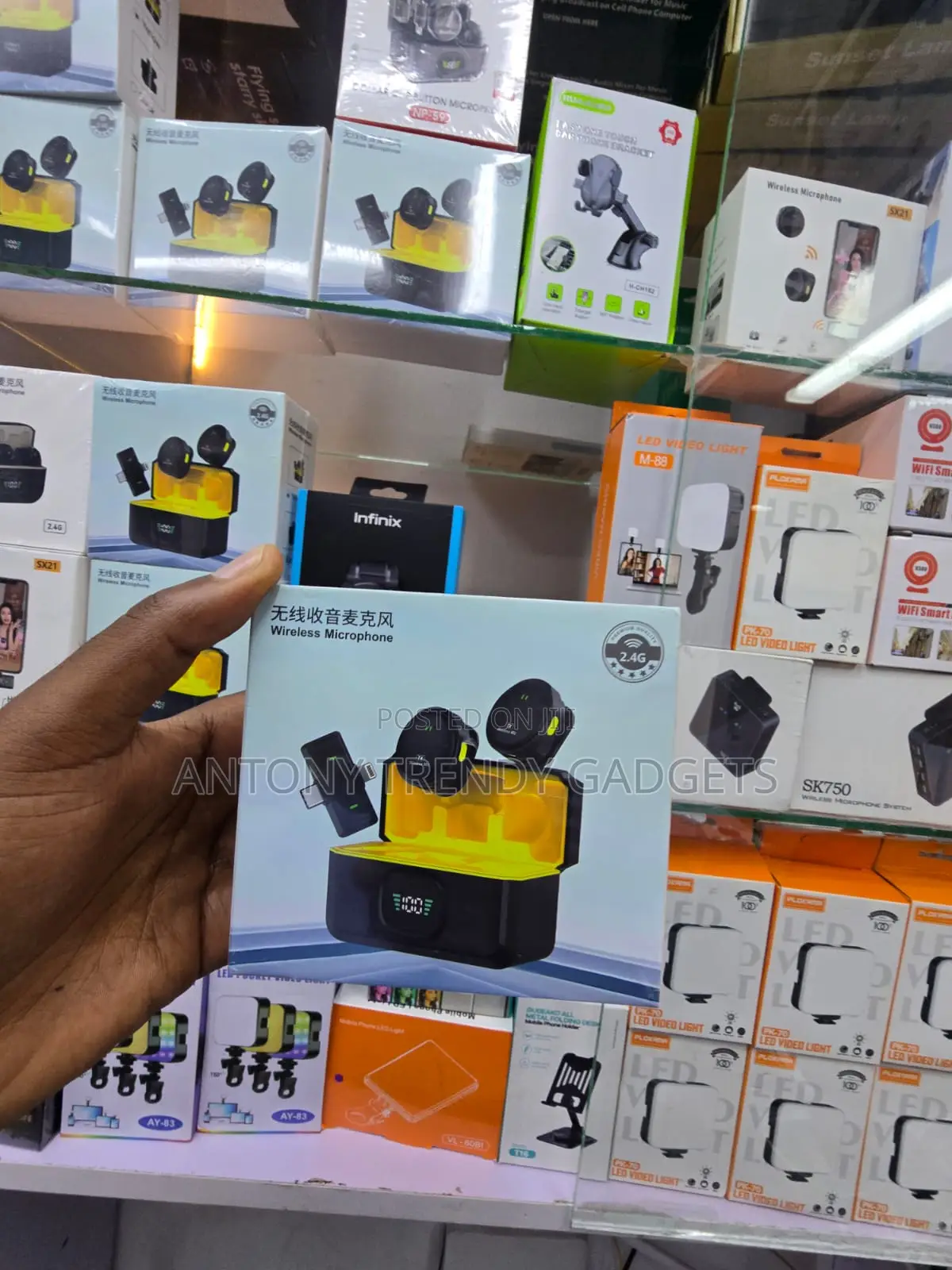 Q9 Dual Clip-on Phone Microphone With Digital Display Case