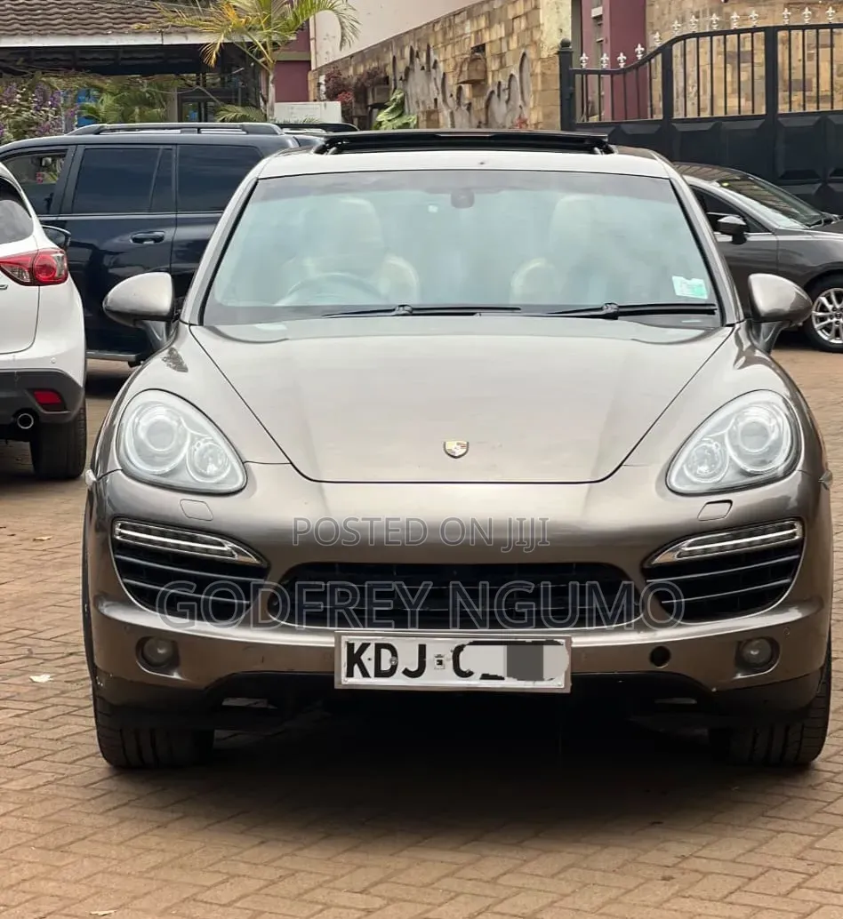 Porsche Cayenne 2014 Gold
