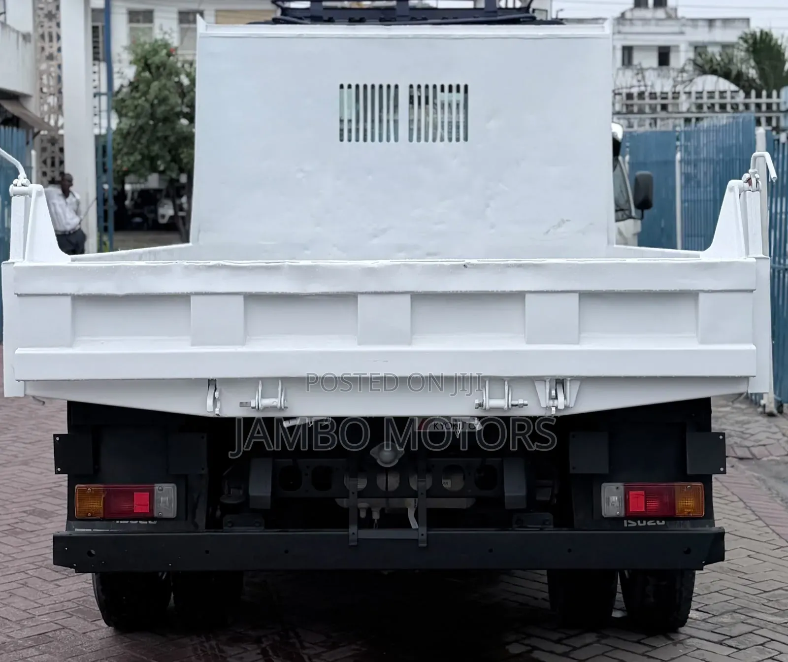 Isuzu Forward 2021 Blue