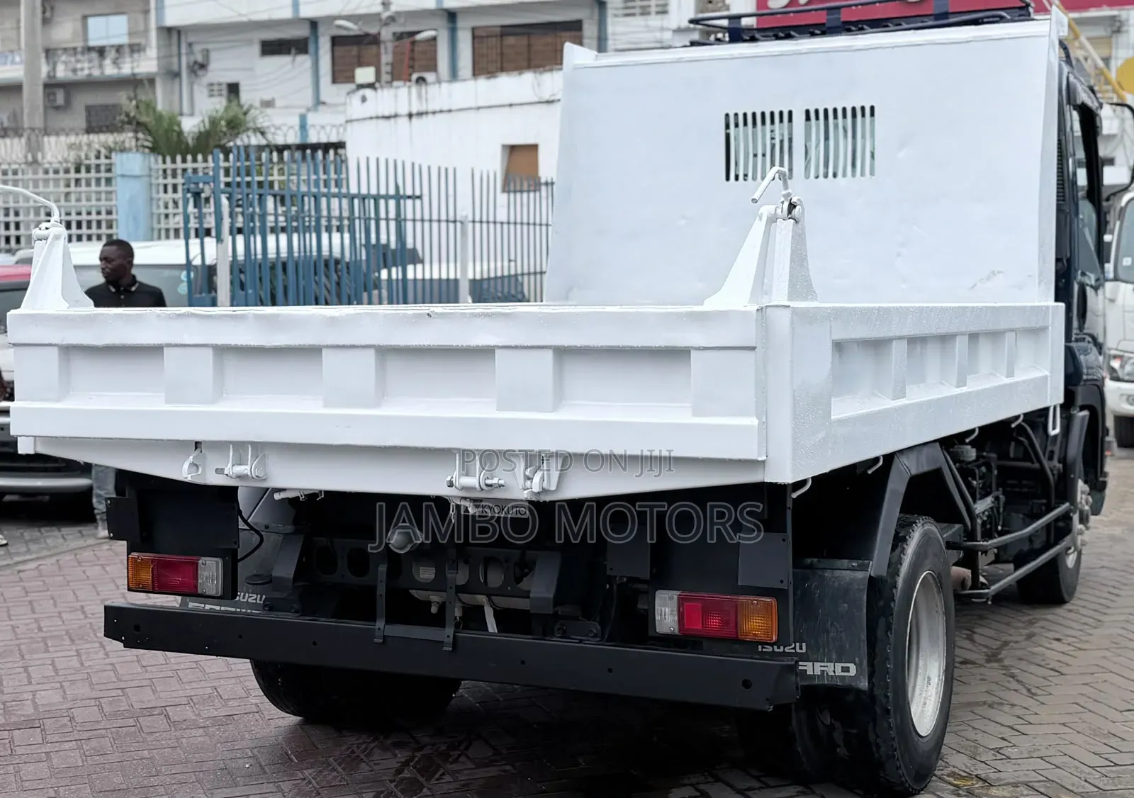 Isuzu Forward 2021 Blue