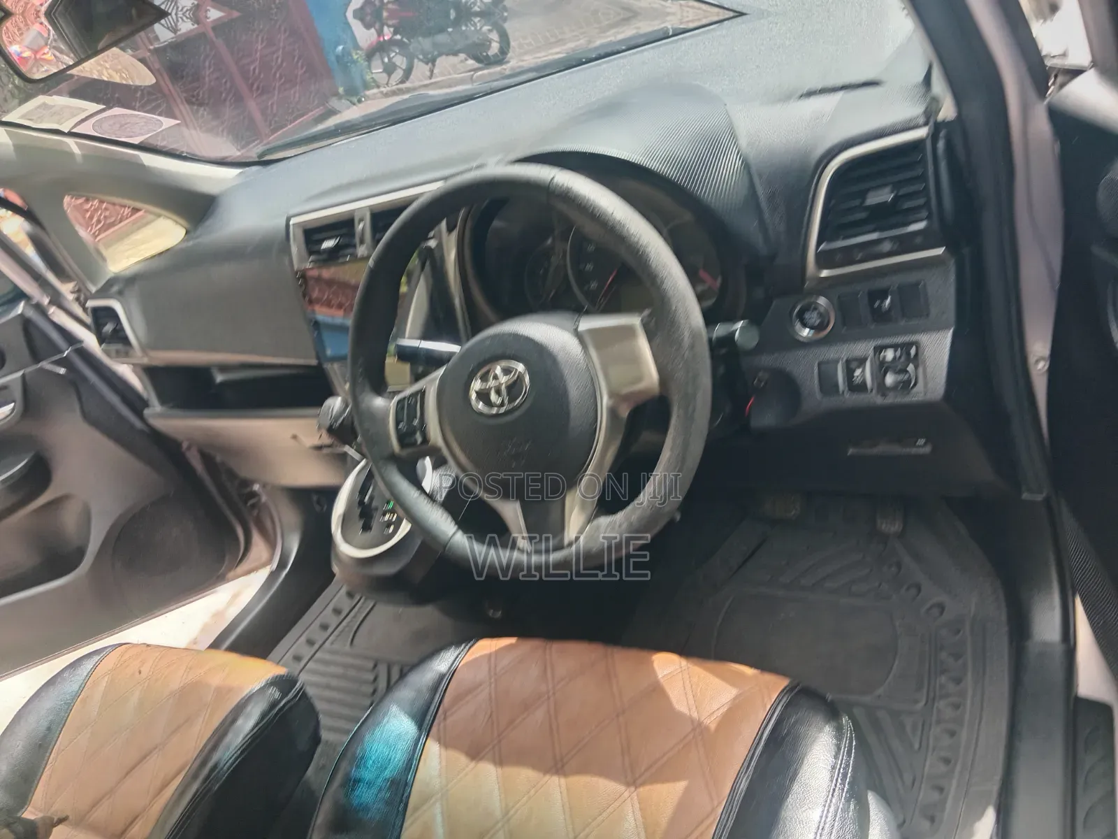 Toyota Ractis 2012 Silver