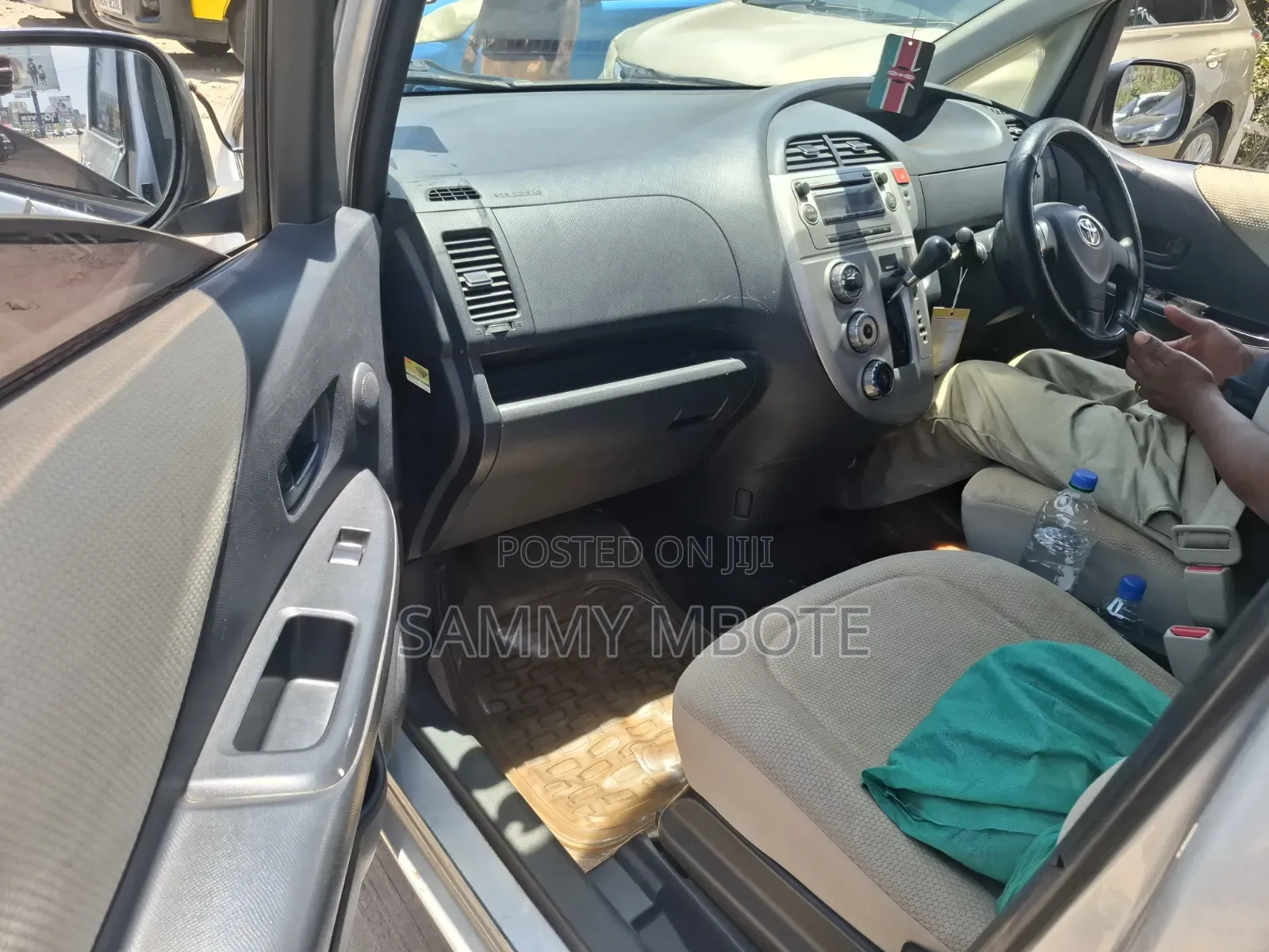 Toyota Ractis 1.3 FWD 2011