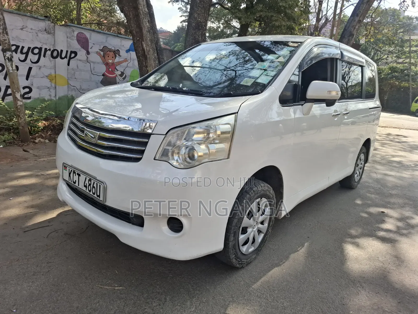 Toyota Noah 2.0 158hp FWD (8 Seater) 2011 White