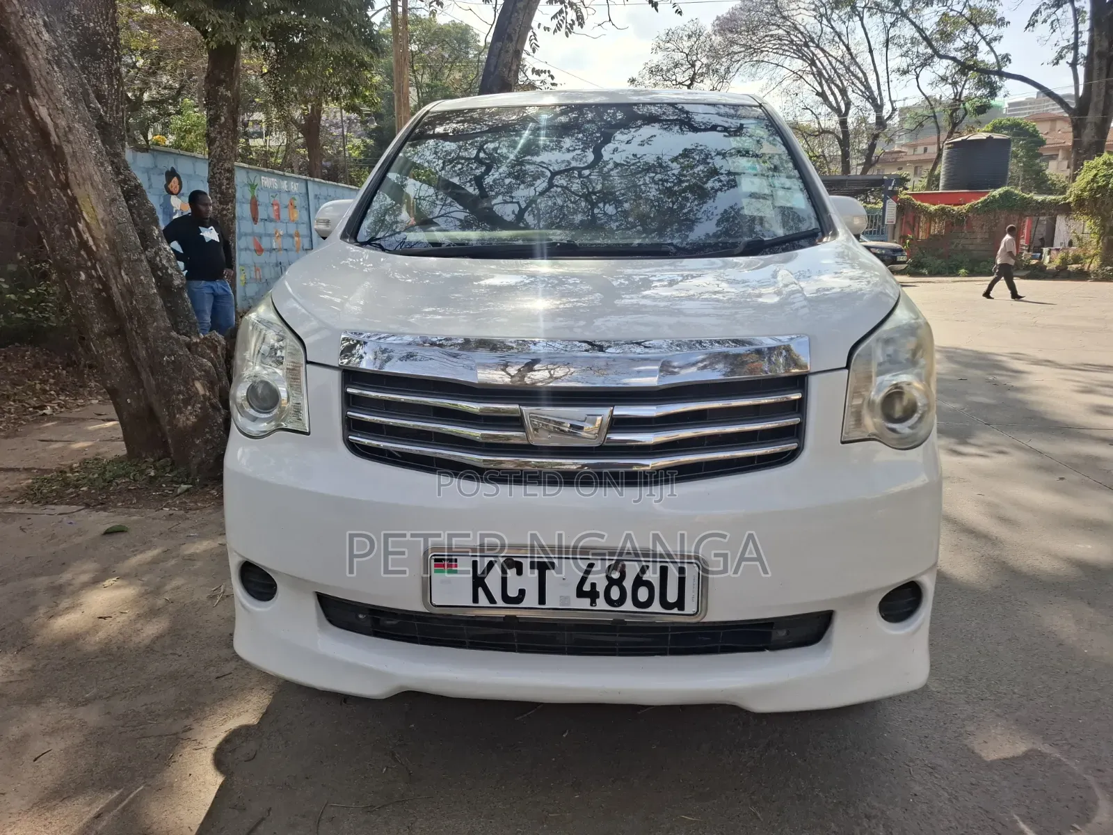 Toyota Noah 2.0 158hp FWD (8 Seater) 2011 White