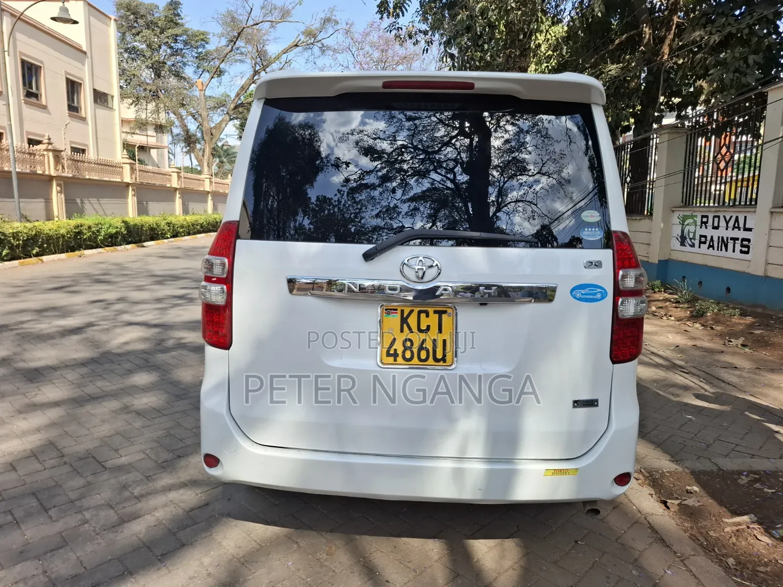 Toyota Noah 2.0 158hp FWD (8 Seater) 2011 White