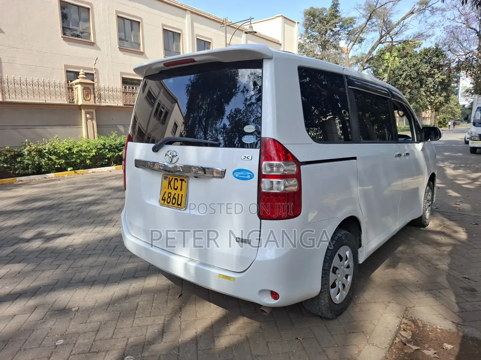 Toyota Noah 2.0 158hp FWD (8 Seater) 2011 White