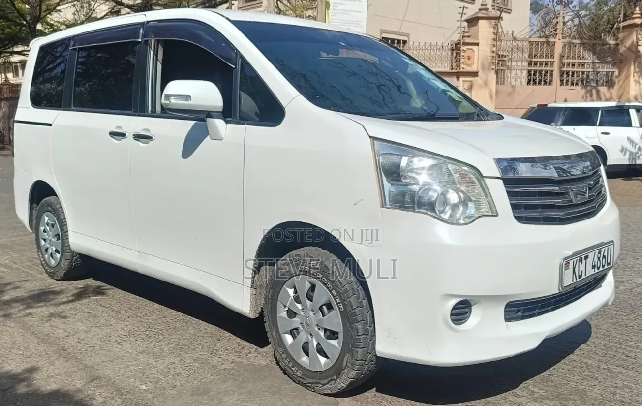 Toyota Noah 2.0 158hp FWD (8 Seater) 2011 White