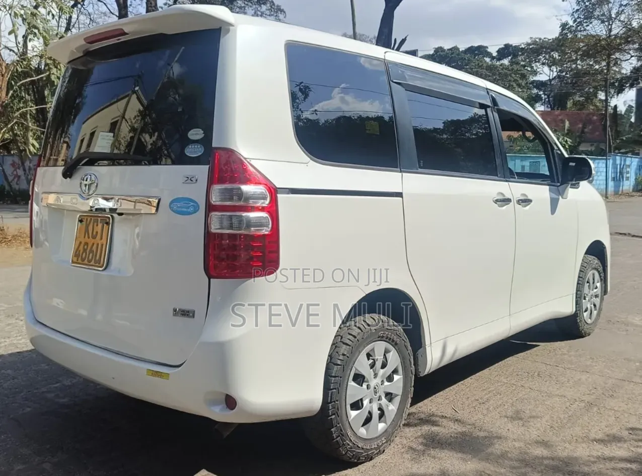 Toyota Noah 2.0 158hp FWD (8 Seater) 2011 White