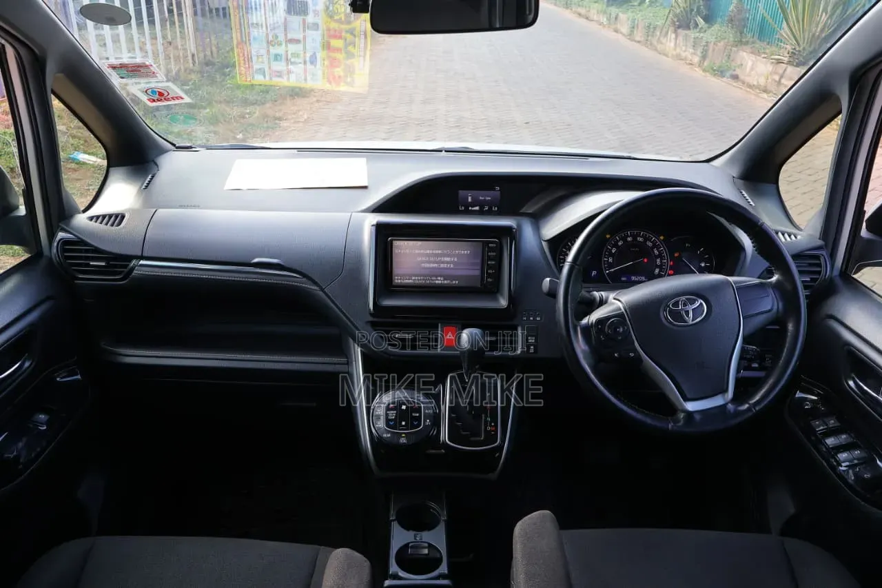 Toyota Noah 2018 Silver
