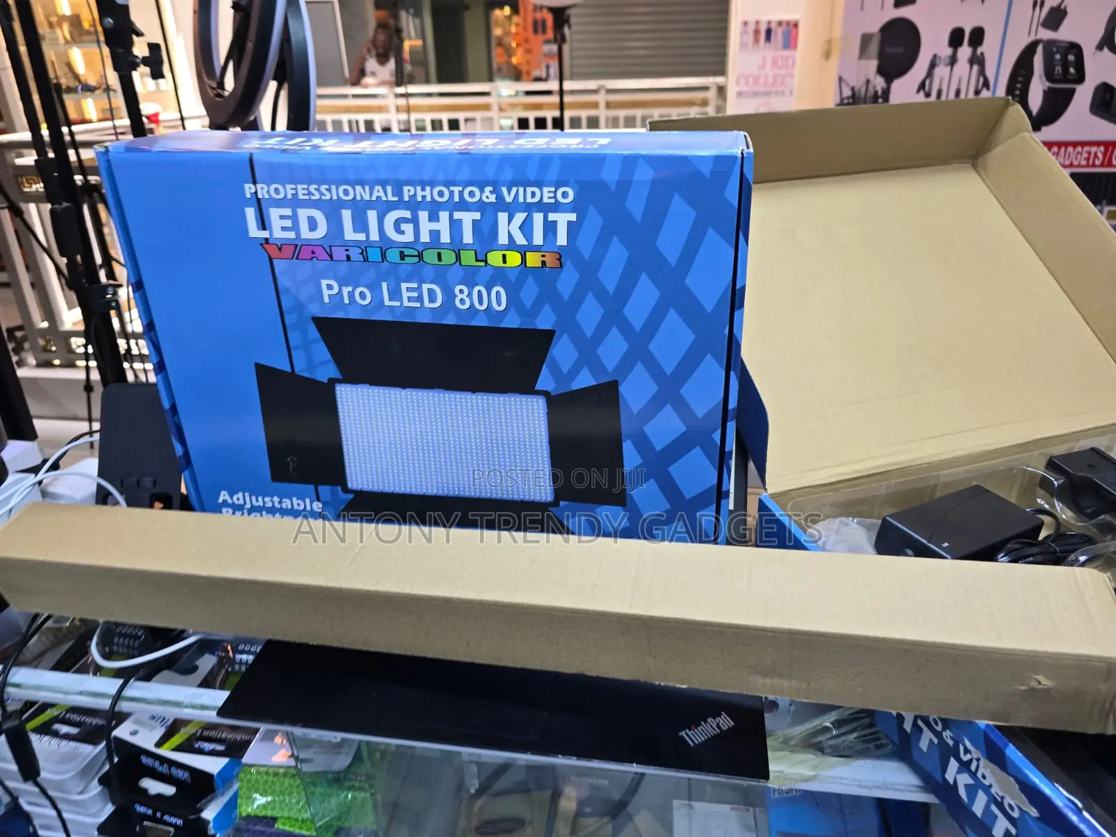 LED 800 Studio Light With Stand, Charger and 2 Batteries