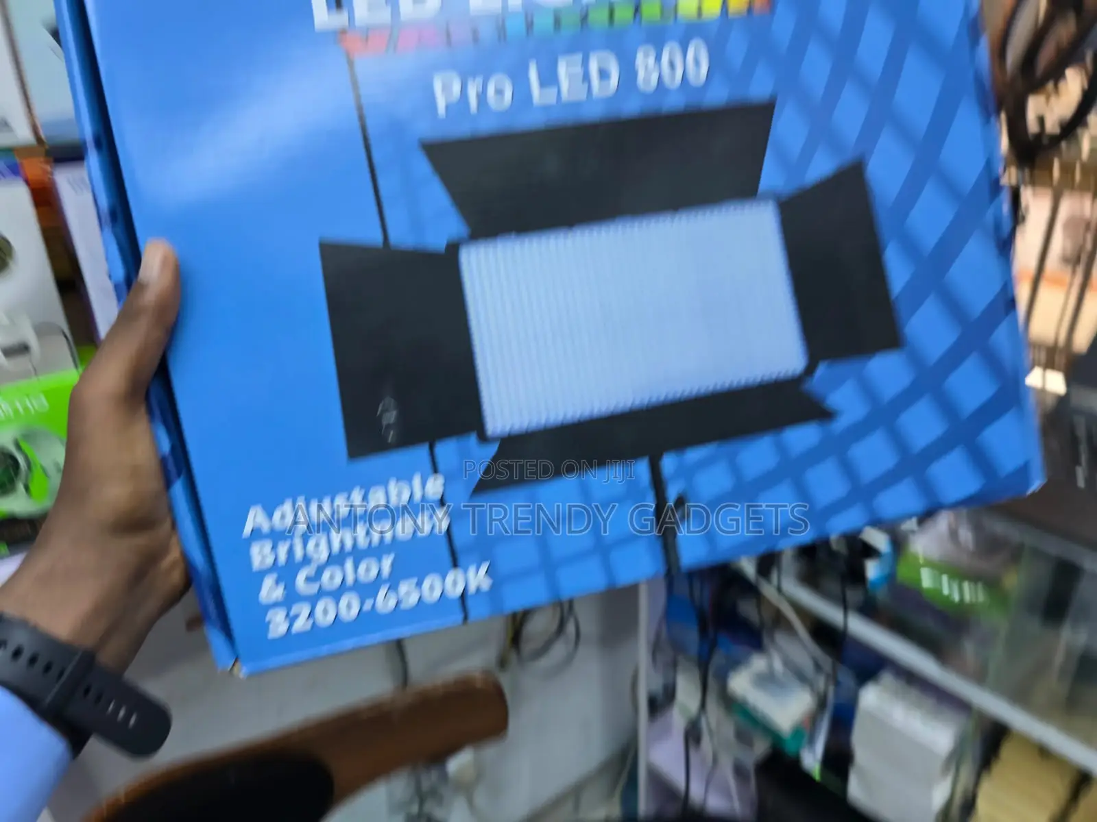 LED 800 Studio Light With Stand, Charger and 2 Batteries