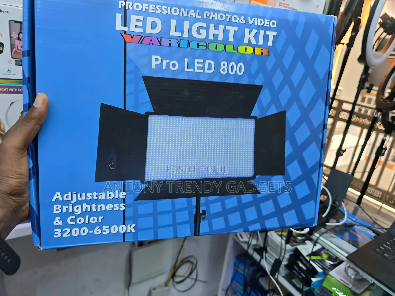 LED 800 Studio Light With Stand, Charger and 2 Batteries