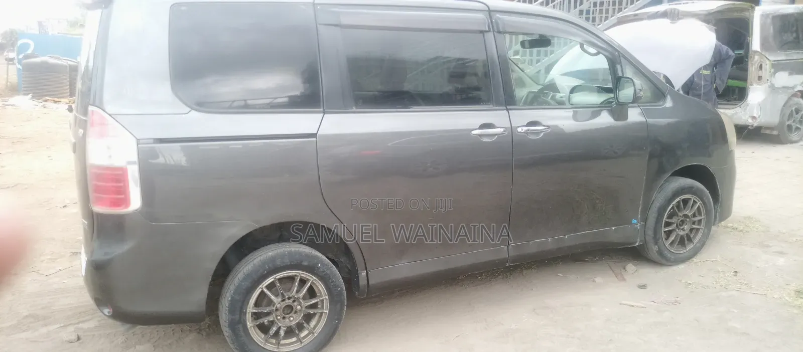 Toyota Noah 2.0 143hp AWD (7 Seater) 2013 Black