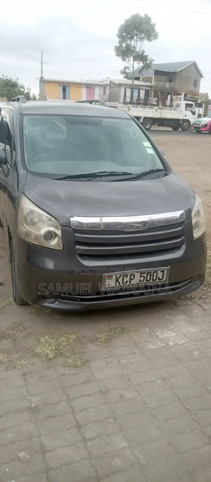 Toyota Noah 2.0 143hp AWD (7 Seater) 2013 Black