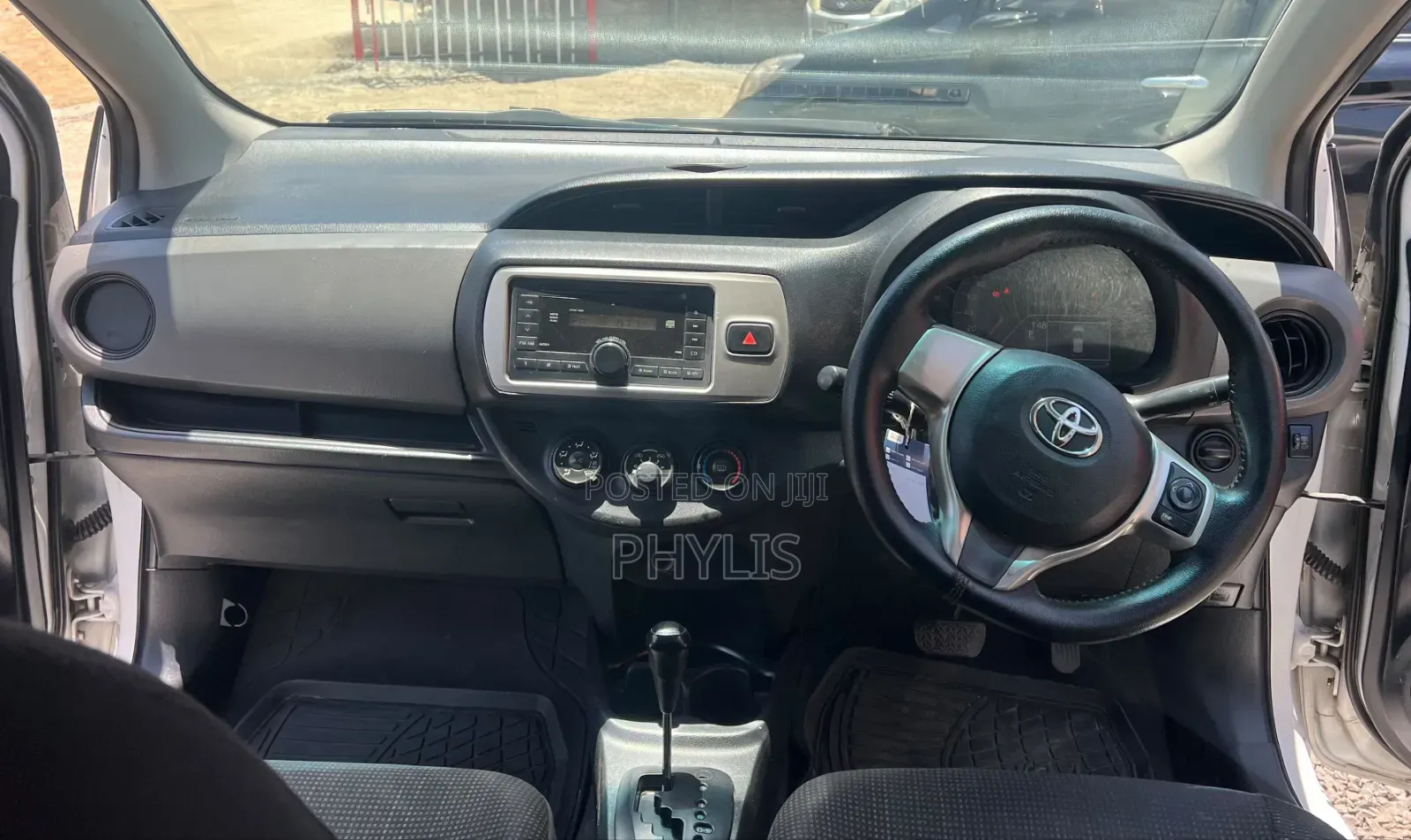 Toyota Vitz 1.3 FWD 5dr 2013 White