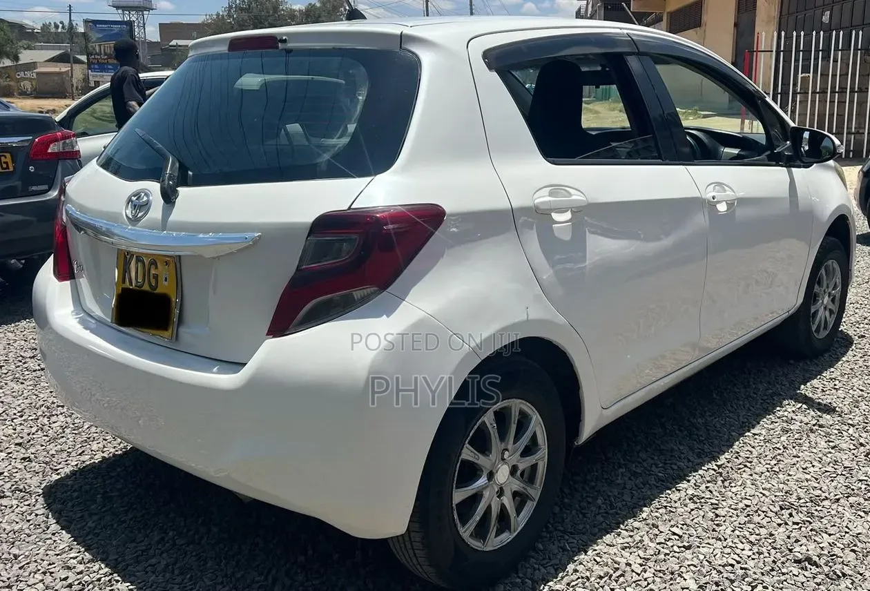 Toyota Vitz 1.3 FWD 5dr 2013 White