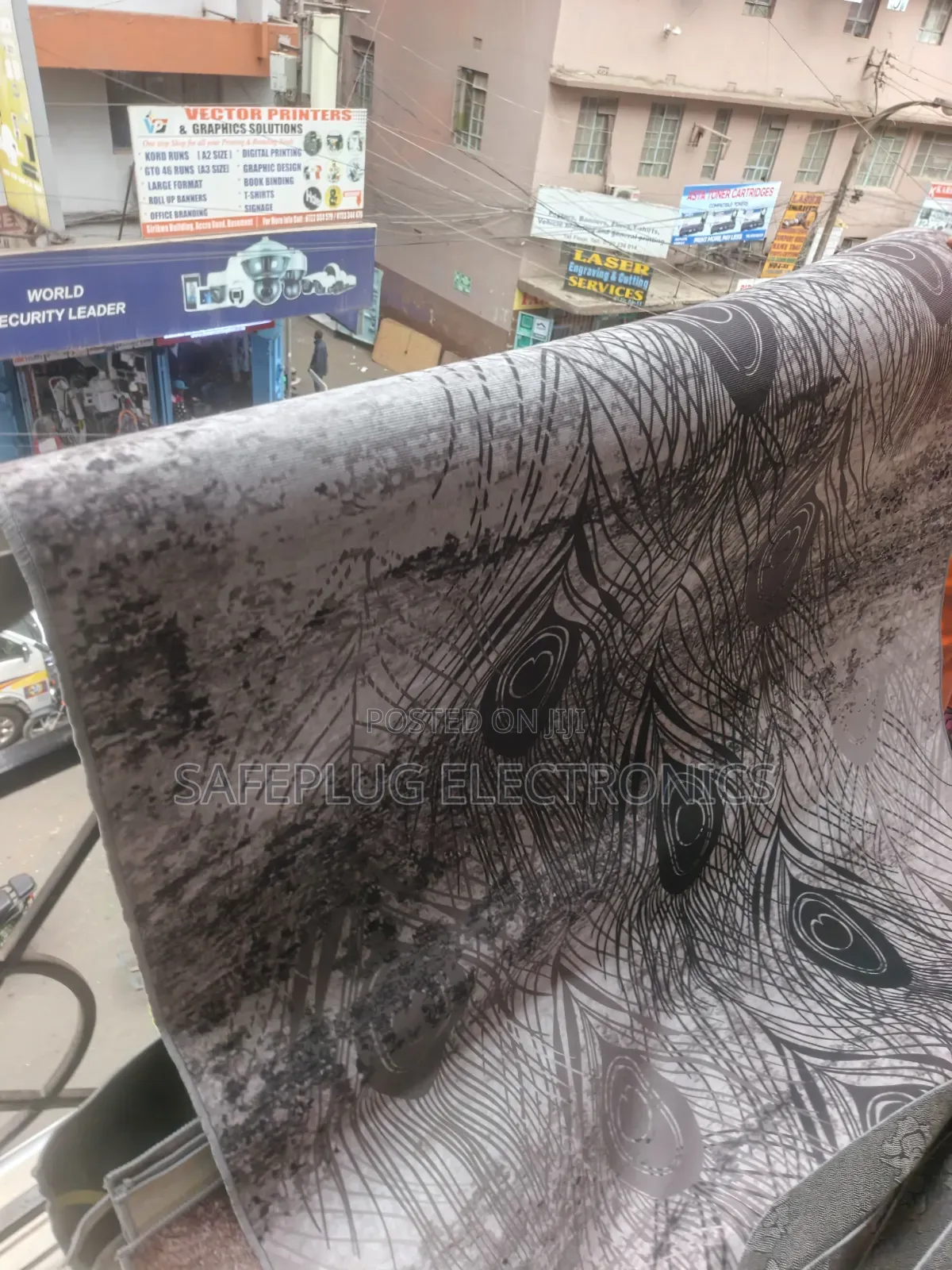 Modern Black & Grey 3D Peacock Feather Center Rug (5x8