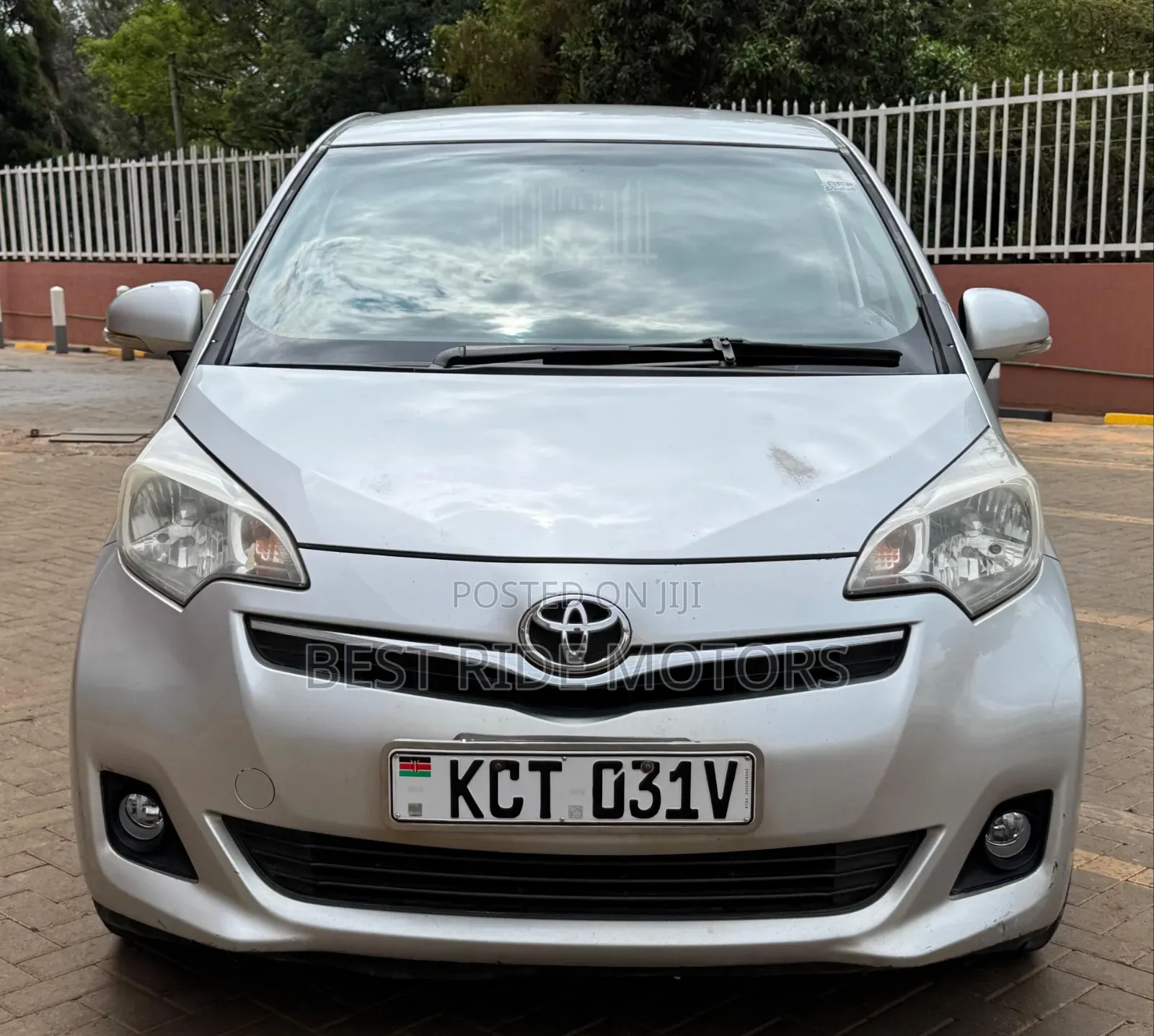 Toyota Ractis 1.5 FWD 2012 Silver